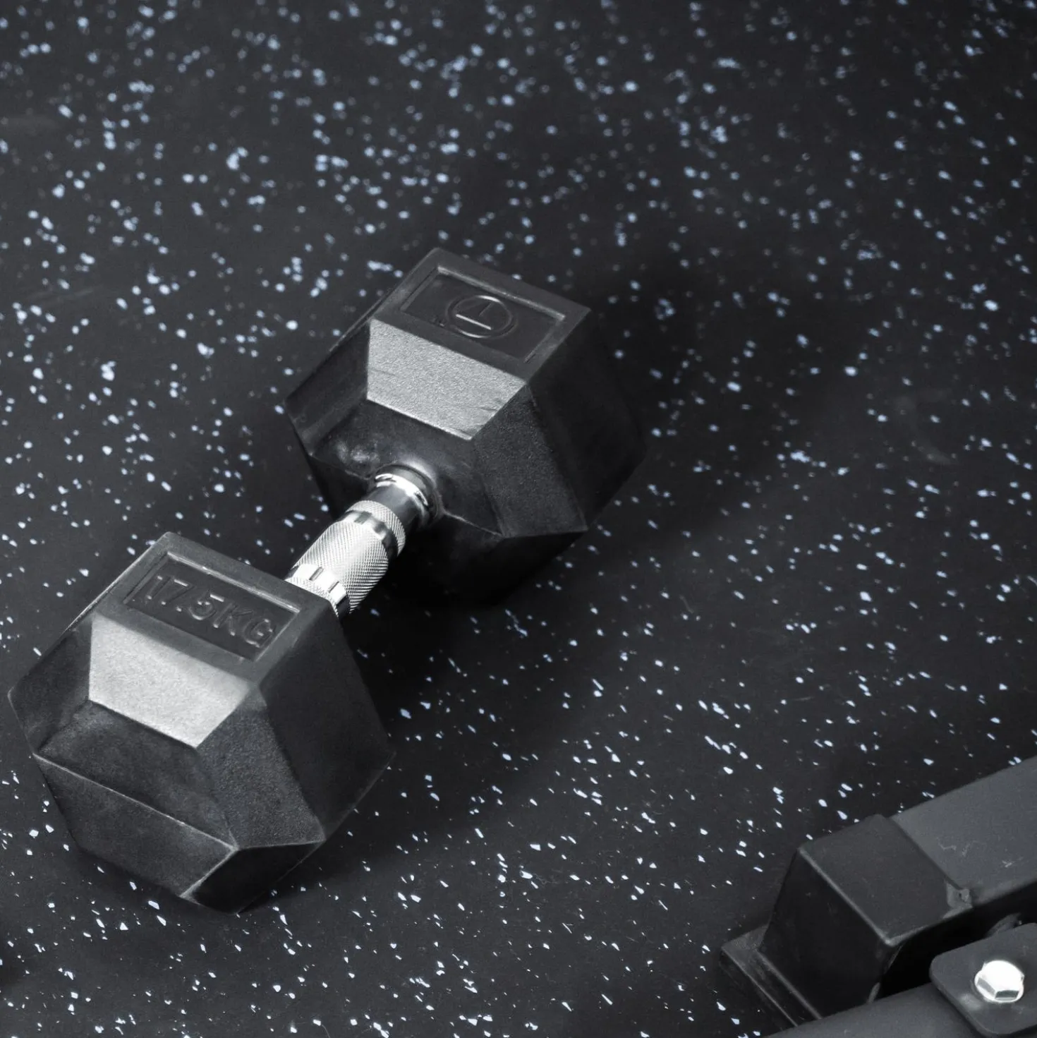FitNord Kumimatto musta 4 mm (10m rulla) valkoisilla pilkuilla