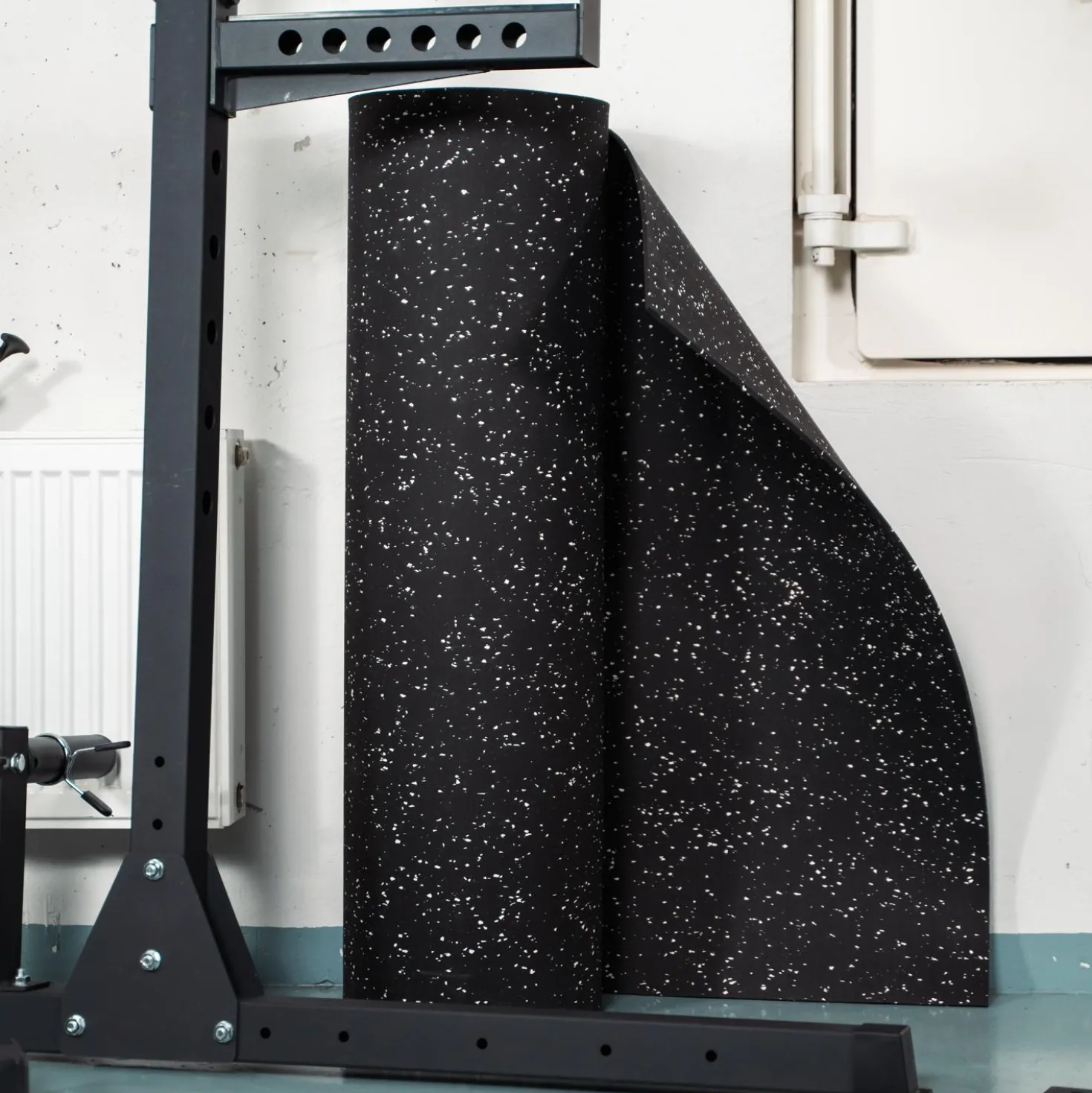 FitNord Kumimatto musta 4 mm (10m rulla) valkoisilla pilkuilla